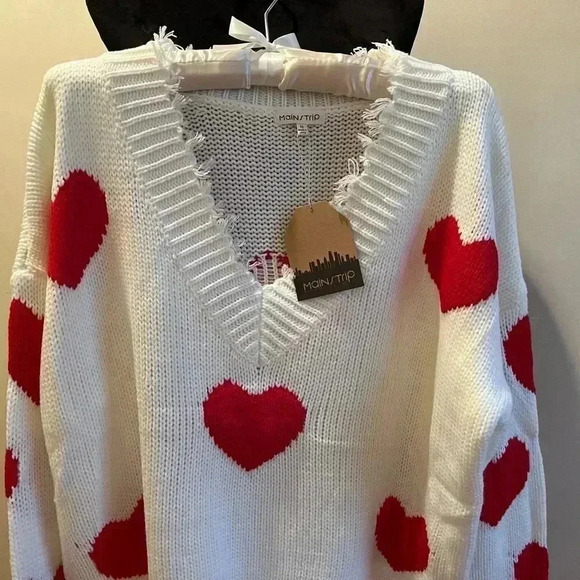 COPY - NWT HEART DISTRESSED SWEATER SIZE MEDIUM - Picture 5 of 11